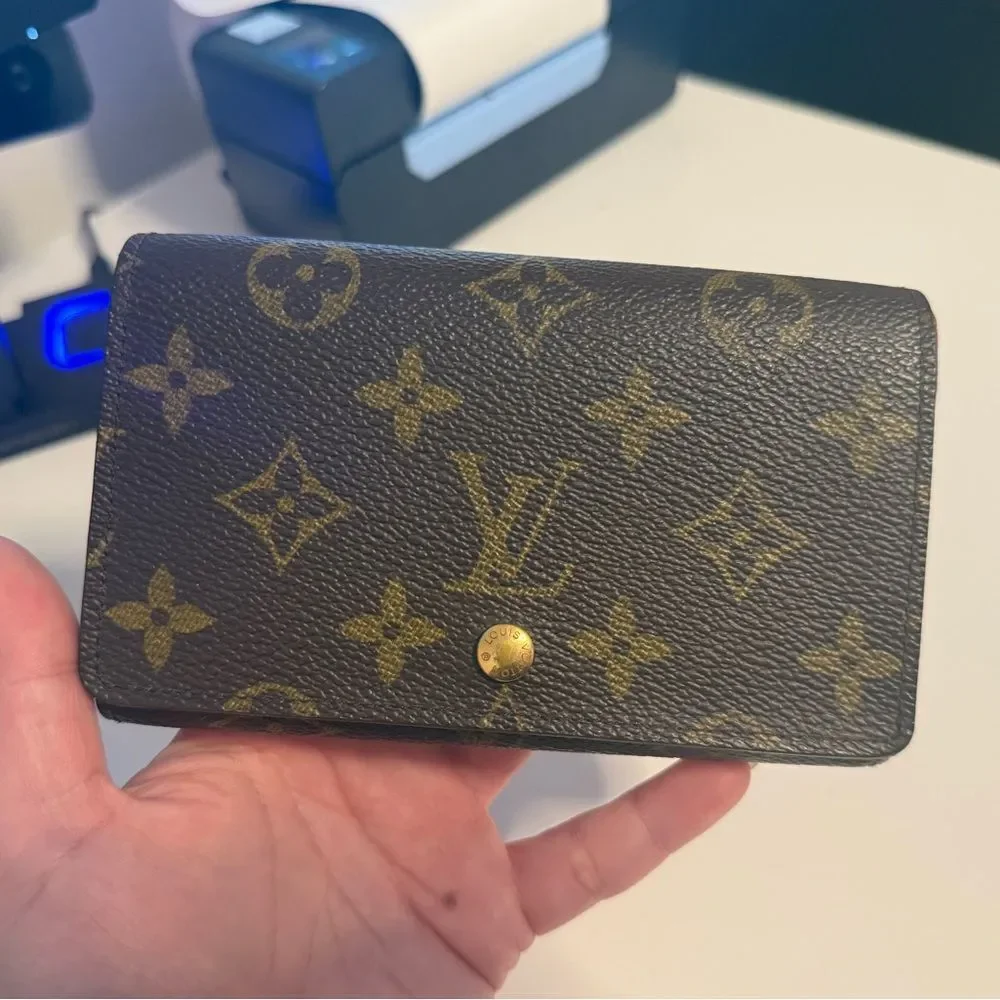 Louis Vuitton Tresor wallet in Monogram free Gold Chain